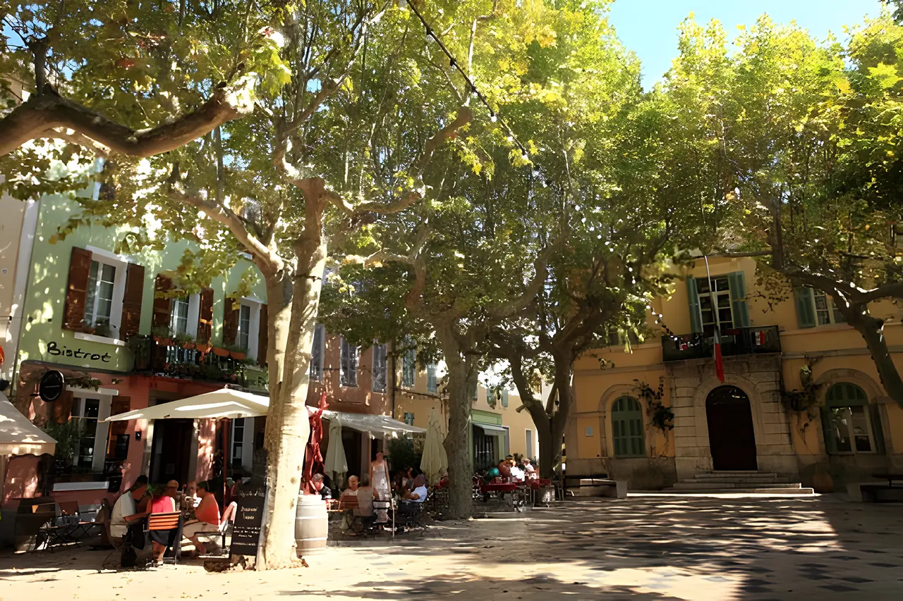 People dining in a square in the village of Collobrières.webp People dining in a square in the village of Collobrières.webp